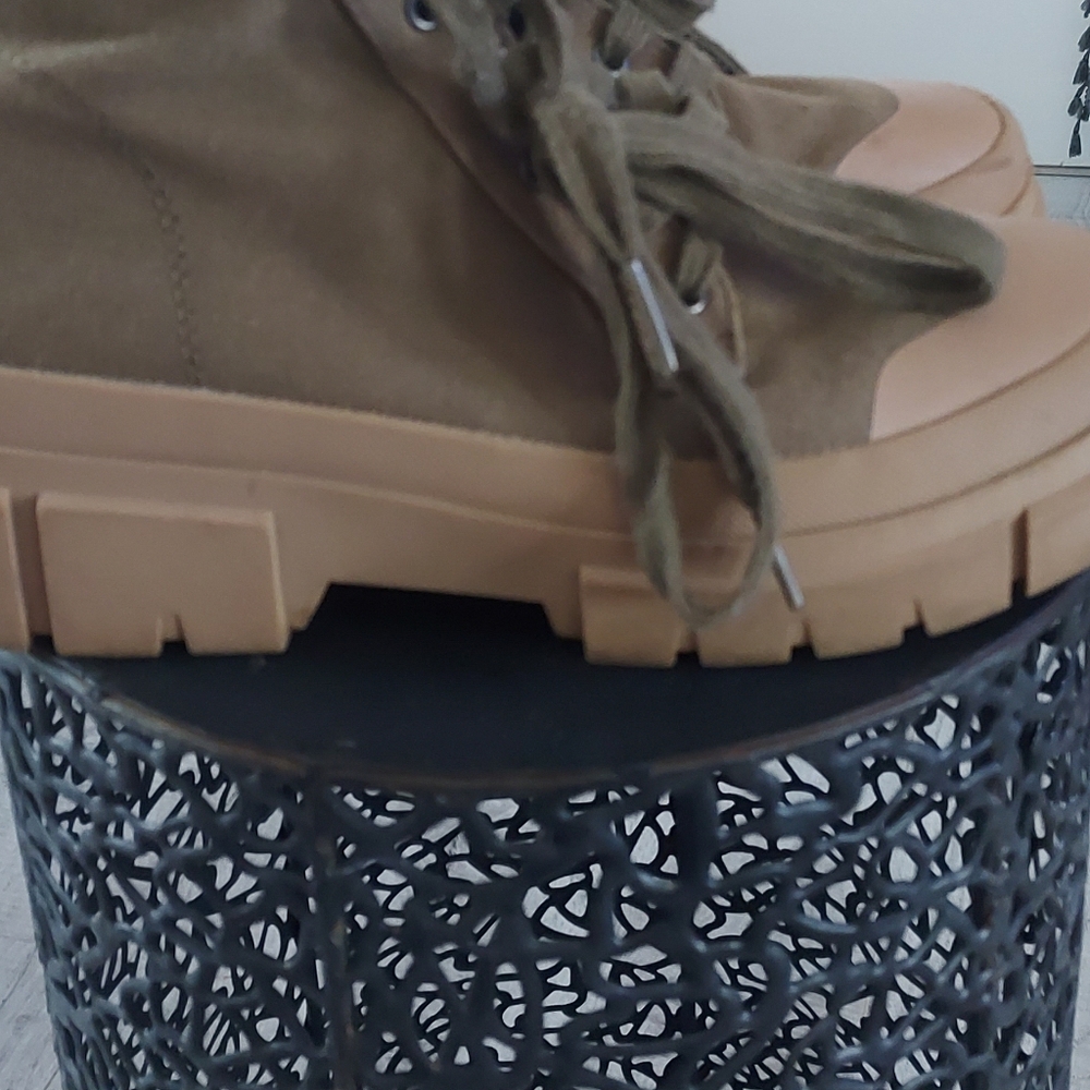 Boots - Picture 4 of 6